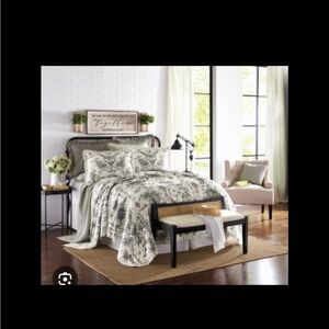 Classic Black and White Toile Quilt - no shams